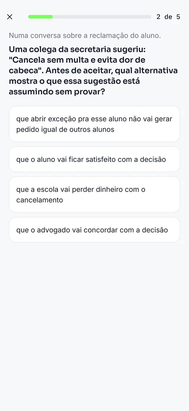 Tela de exercício do RAWN PRO no iPhone: um cenário de trabalho, a pergunta sobre o que a sugestão assume sem provar, e quatro alternativas abaixo.